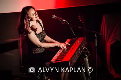 Image de Photo by ALVYN KAPLAN 📸 Photographe portrait couple famille concert